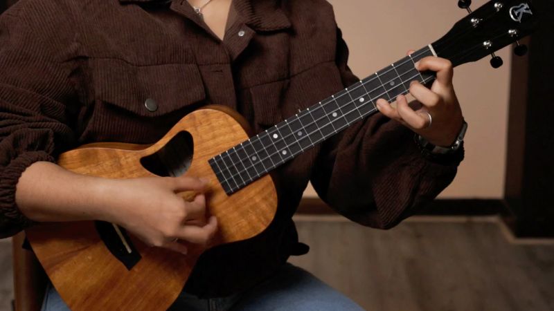 Đàn Ukulele Tenor có thân đàn lớn, từ 17 phím trở lên, cho âm thanh đầy đặn