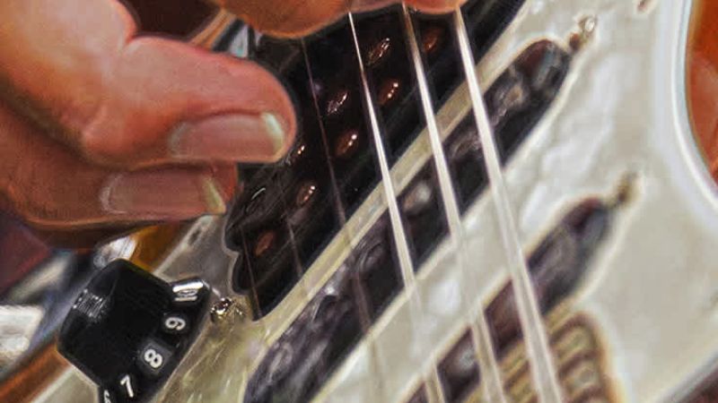 So sánh vật liệu dây đàn guitar: Thép, Niken, Đồng - Nên chọn loại nào? 1 Bộ dây thép trên guitar điện dáng Stratocaster, lựa chọn lý tưởng cho kỹ thuật picking mạnh mẽ