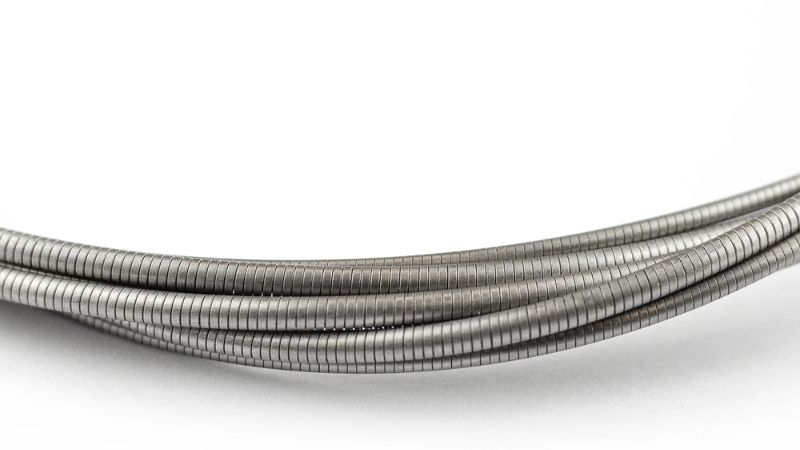 So sánh vật liệu dây đàn guitar: Thép, Niken, Đồng - Nên chọn loại nào? 3 Dây đàn guitar quấn dẹt (Flatwound) với bề mặt mượt, âm thanh ấm và ít tiếng rít ngón