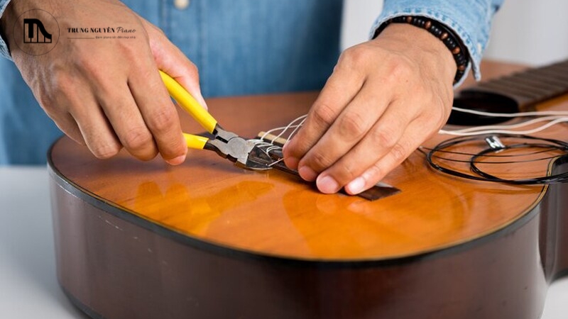 Việc lên dây đúng giúp tai bạn quen với âm thanh chuẩn