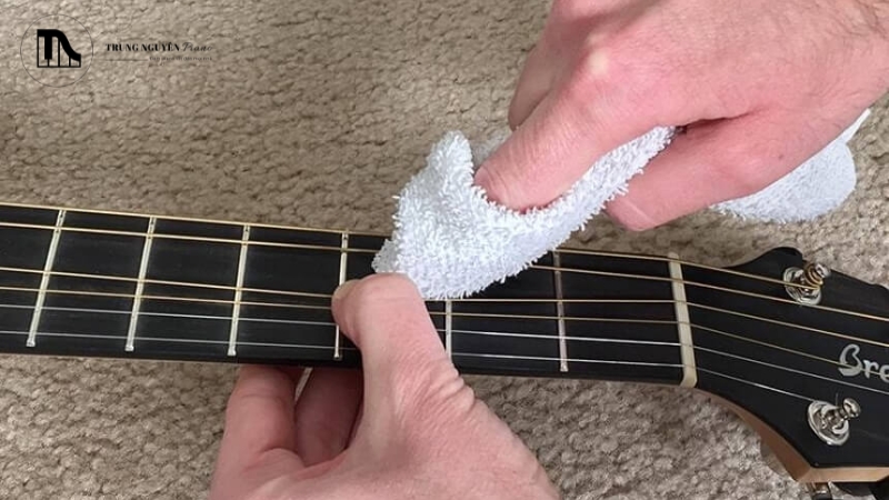 Dây đàn guitar bị cứng: Nguyên nhân & cách làm mềm dây, bấm êm 8 Vệ sinh dây đàn thường xuyên