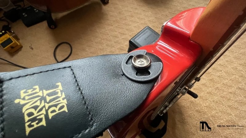 Khóa an toàn dây đeo Guitar (Strap Locks): Chống tuột, bảo vệ đàn 2 Lý do người chơi guitar cần Strap Locks