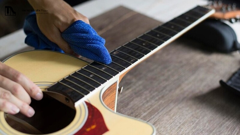 Vệ sinh đàn guitar cổ điển