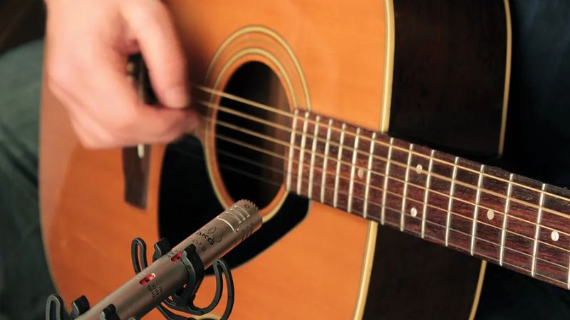 Vị trí micro lý tưởng khi thu âm guitar là cách đàn từ 20–40cm để có âm thanh cân bằng, giảm tạp âm