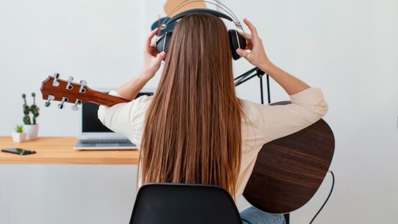 Đeo tai nghe khi thu giọng hát giúp nghe lại track guitar và không bị lẫn âm thanh vào bản thu