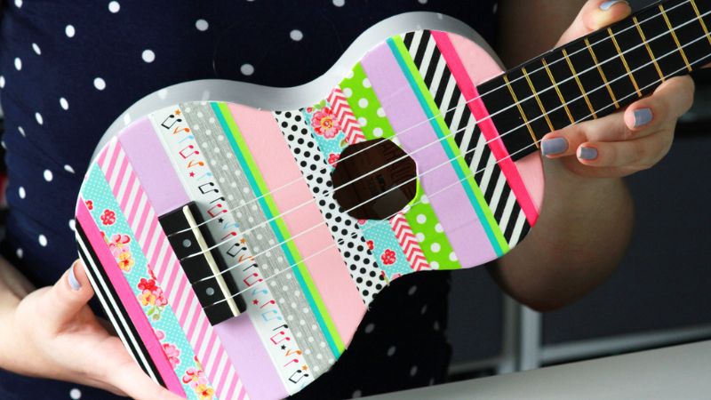 Cây đàn ukulele trang trí tinh tế, góp phần nâng giá trị thẩm mỹ cho không gian sống