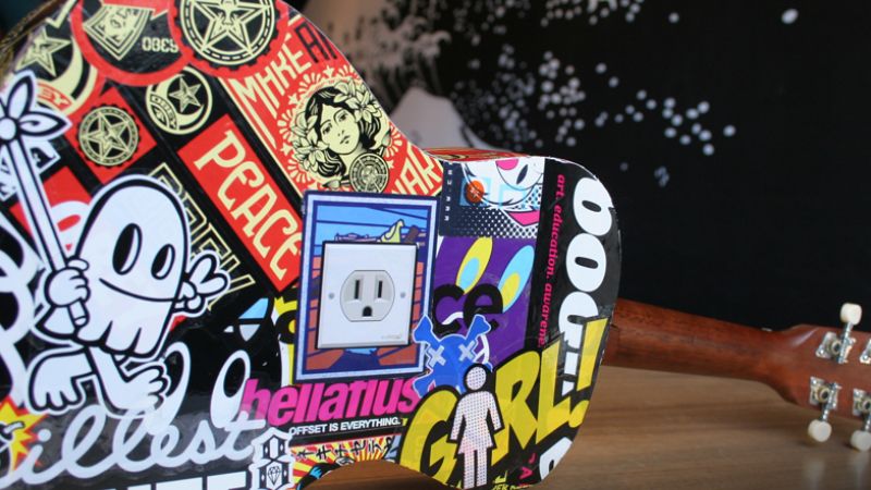 Dán sticker và decal đơn giản, dễ thay đổi phong cách cho đàn ukulele