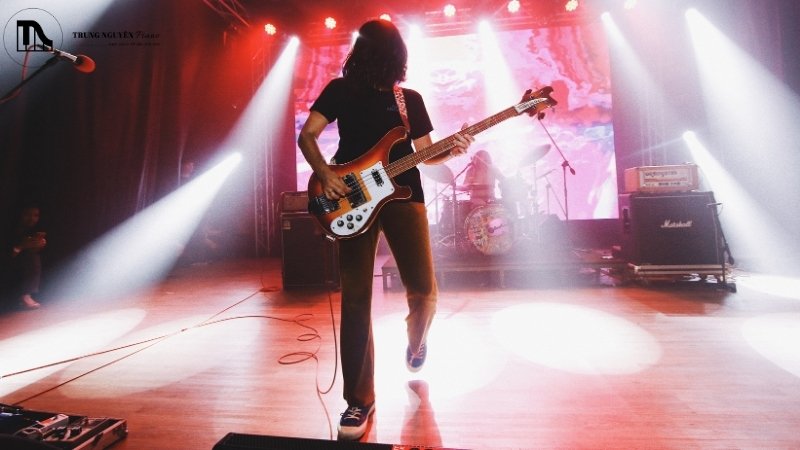 Tư thế cầm đàn guitar điện