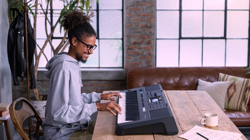 PSR-E473 được trang bị đầy đủ các cổng kết nối hiện đại