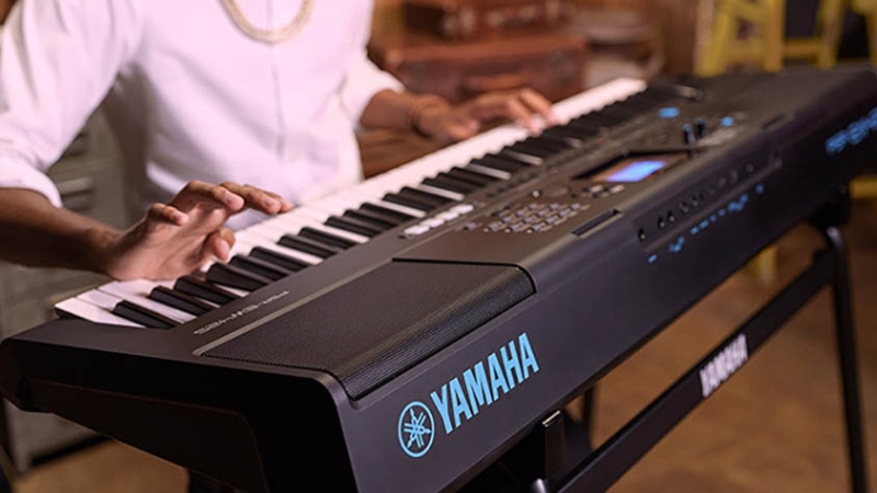 PSR-E473 được trang bị cổng micro trực tiếp và các hiệu ứng giọng hát