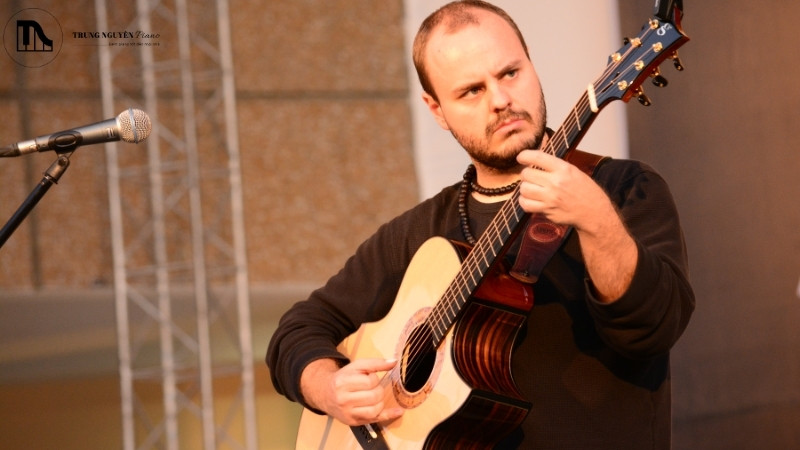 Top nghệ sĩ guitar fingerstyle nổi tiếng: Từ huyền thoại đến hiện đại 6 Guitar fingerstyle ảnh hưởng đến âm nhạc đương đại