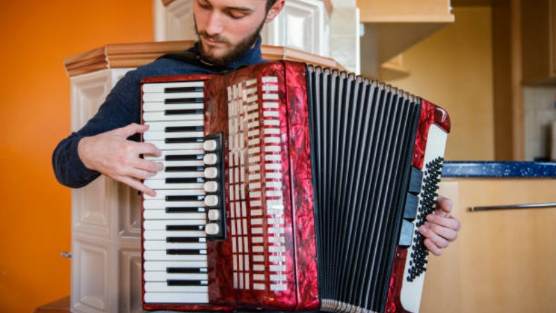 uy trì tư thế ngồi thoải mái và hít thở đều khi kéo đẩy ống thổi