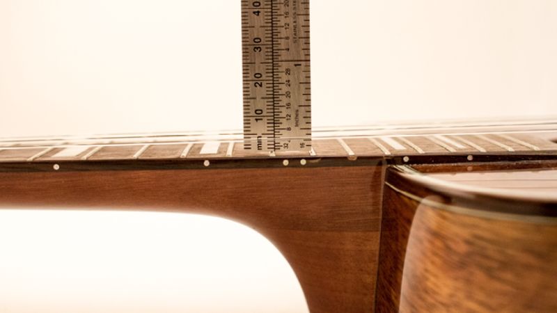 Chọn đàn Ukulele có Action thấp giúp người mới bấm nhẹ và êm