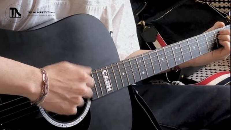 Giữ vai và cơ thể hoàn toàn thả lỏng, không gồng cứng.