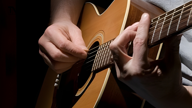 Guitar Classic (dây nylon) thường được khuyên dùng cho người mới bắt đầu vì dây đàn mềm hơn