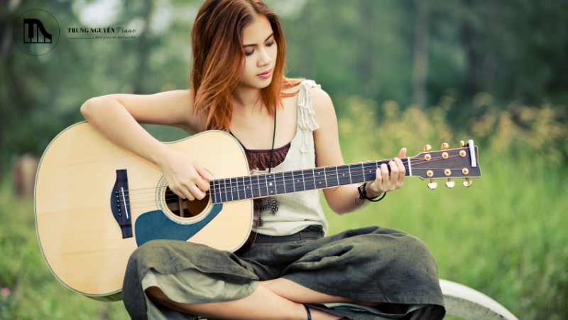 Tư thế ngồi và cầm đàn Guitar đúng cách