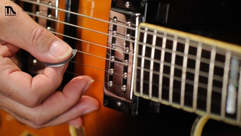 Cảm giác chơi guitar với pick và ngón tay