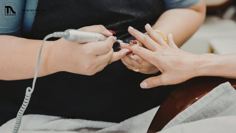 Chăm sóc móng tay chơi guitar