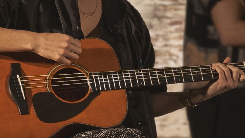 Trải nghiệm cảm giác cầm và chơi thử guitar trực tiếp để tìm ra cây đàn phù hợp nhất