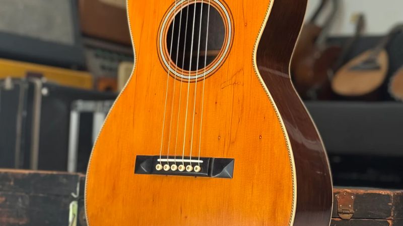 Soi kỹ các vết trầy xước và va đập trên thân đàn guitar cũ