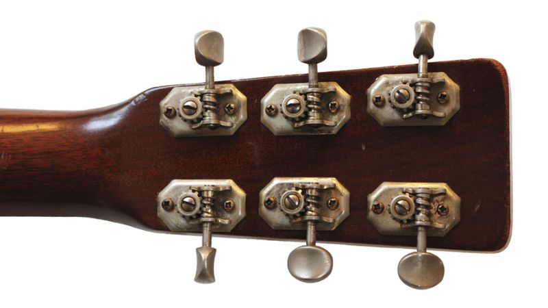 Kiểm tra độ trơn tru khi vặn khóa đàn guitar acoustic cũ