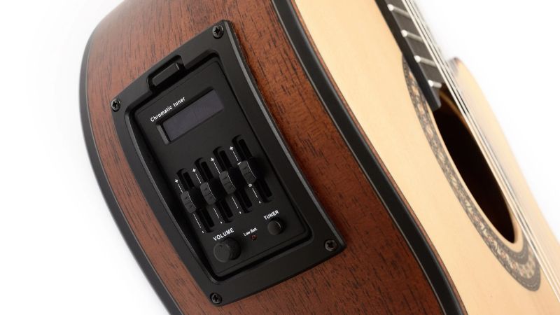 Kiểm tra hệ thống EQ Chromatic Tuner tích hợp trên hông đàn guitar acoustic