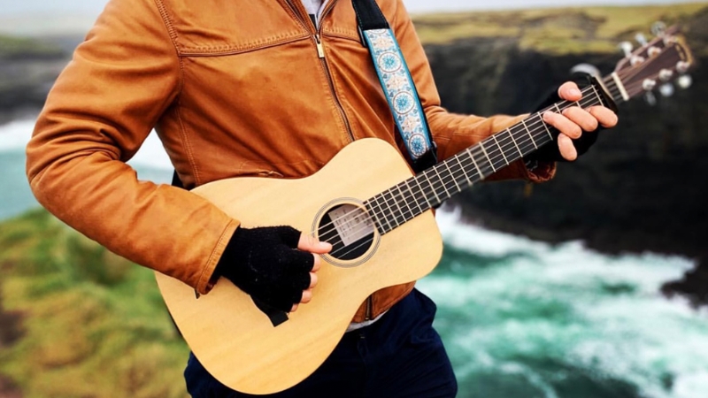 Lựa chọn kích thước cần đàn guitar du lịch vừa vặn với bàn tay người chơi