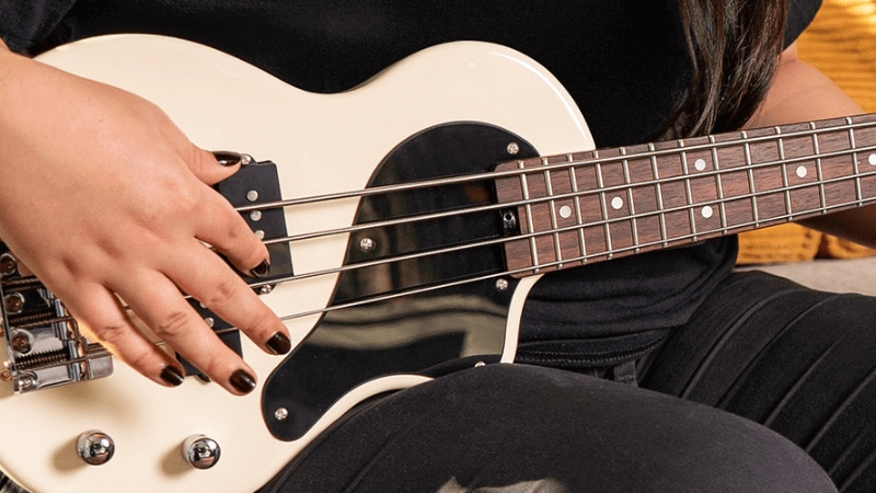 Khách hàng trải nghiệm thực tế âm thanh đàn guitar du lịch tại cửa hàng