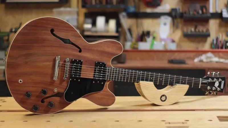 Bật Mí Kinh Nghiệm Chọn Đàn Guitar Bán Rỗng Toàn Diện A-Z 3 Trọng lượng nhẹ của guitar bán rỗng mang lại cảm giác chơi thoải mái