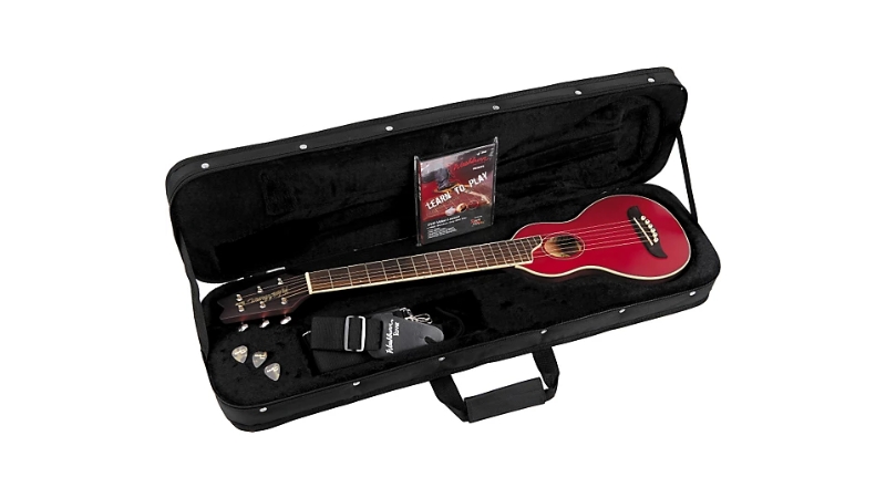 Bảo quản đàn guitar du lịch trong bao da chuyên dụng để tránh va đập khi di chuyển