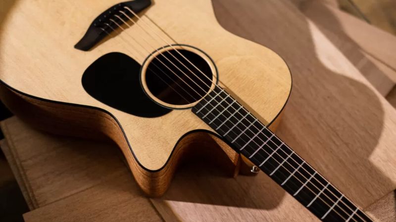Nên Mua Đàn Guitar Gỗ Thịt Hay Gỗ Ép: So Sánh Âm Thanh & Độ Bền 1 Đàn guitar gỗ thịt với cấu trúc thớ gỗ tự nhiên, cho âm thanh vang ấm và giàu chi tiết
