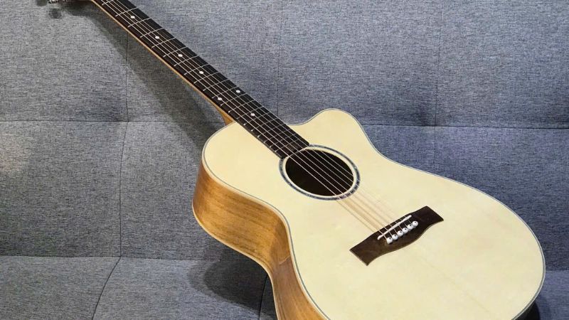 Nên Mua Đàn Guitar Gỗ Thịt Hay Gỗ Ép: So Sánh Âm Thanh & Độ Bền 4 Guitar gỗ thịt Full Solid có giá cao hơn do nguyên liệu và chế tác phức tạp
