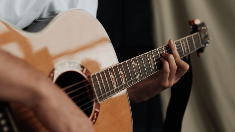 Nên Mua Đàn Guitar Gỗ Thịt Hay Gỗ Ép: So Sánh Âm Thanh & Độ Bền 7 Trọng lượng và độ rung giúp đánh giá chất lượng âm thanh của cây đàn