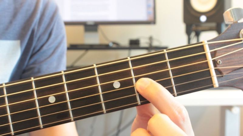 Khắc phục lỗi chạm dây bên cạnh bằng cách điều chỉnh độ cong của ngón tay