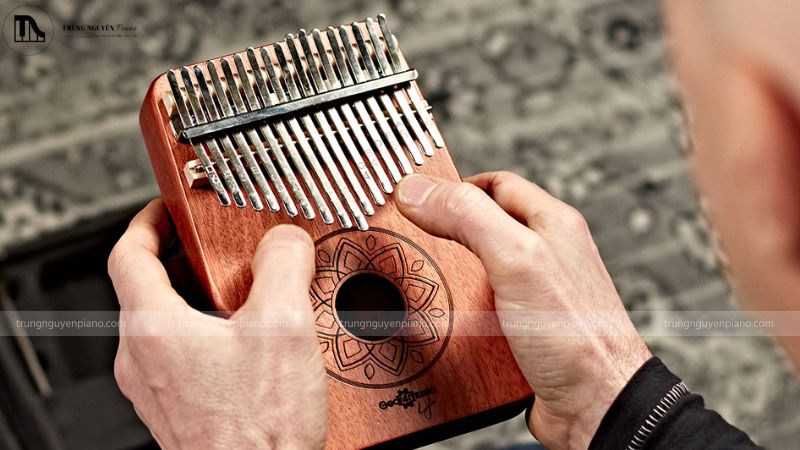 Kalimba – nhạc cụ nhỏ gọn với âm thanh trong trẻo, mang đến cảm giác thư giãn và gần gũi