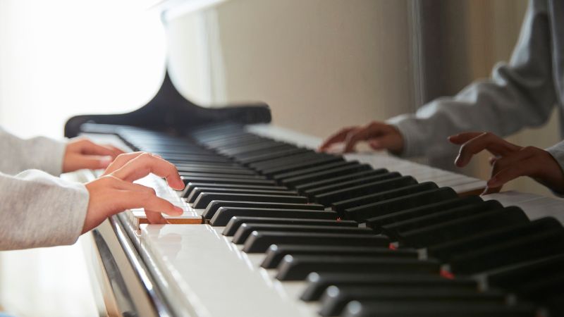 Piano yêu cầu khả năng phối hợp độc lập giữa hai tay để chơi hòa âm và giai điệu cùng lúc