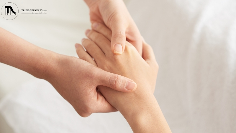 Massage ngón tay trước khi chơi guitar