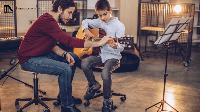 Kỹ thuật bấm âm và khoản cách phím guitar