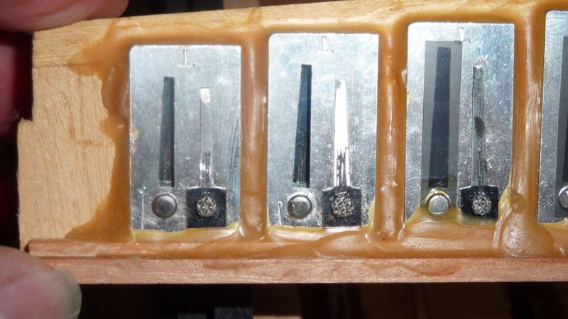 Chi tiết lưỡi gà kim loại quyết định độ ngân và chất lượng âm thanh Accordion