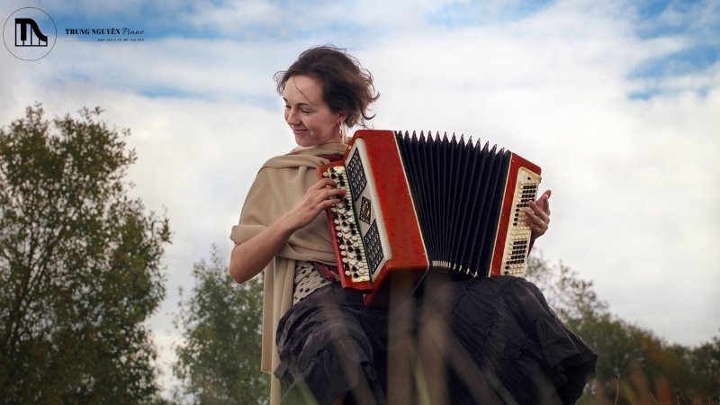 Phối hợp cả 2 tay khi chơi accordion 