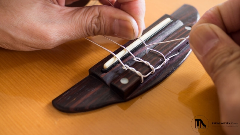 Hướng dẫn cách thay dây đàn guitar không làm cong cần đàn