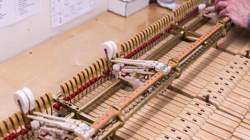 Piano tạo âm thanh bằng action (bộ máy cơ) kích hoạt búa bọc nỉ