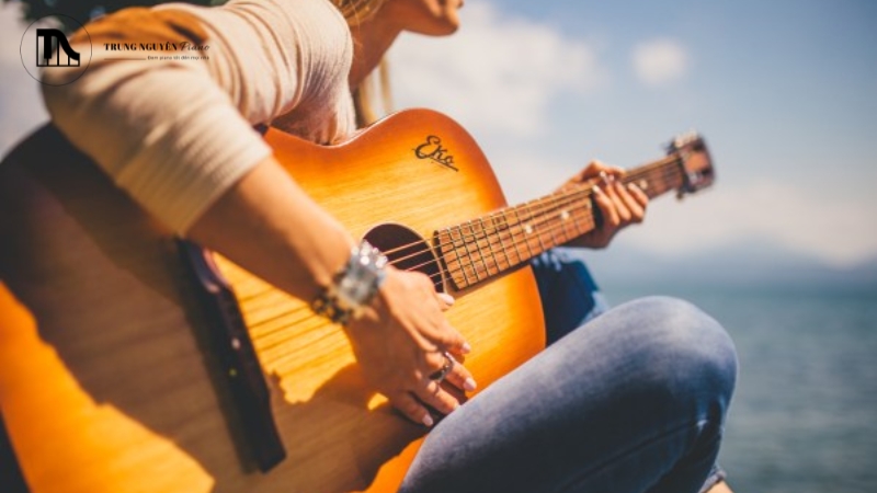 So sánh Slow và Ballad guitar: Phân biệt điệu đệm và thể loại 1 Chơi guitar acoustic với vẻ mặt tập trung và truyền cảm