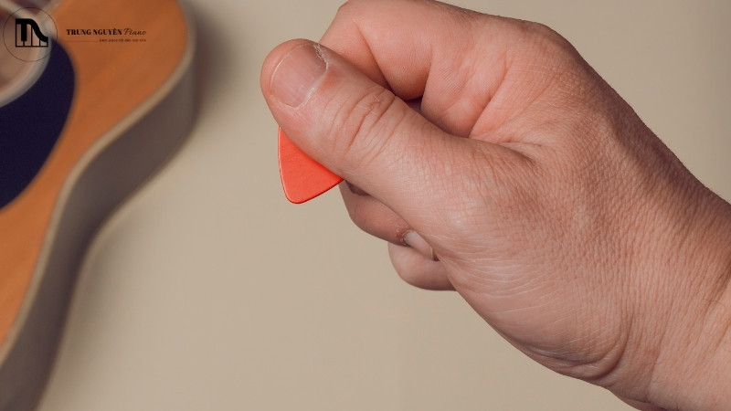 Phân biệt giữa pick guitar và ngón tay