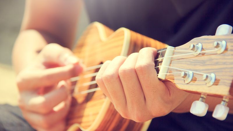 Cần đàn ukulele – nơi đôi tay thể hiện sự dẻo dai và chính xác qua từng phím bấm