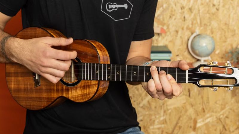 Luyện tập ukulele tập trung vào tay phải, rèn kỹ năng gảy và fingerstyle để nâng cao tốc độ chơi