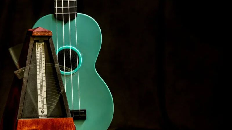 Luyện tập ukulele kết hợp metronome, giúp người chơi phát triển cảm giác nhịp và tốc độ chính xác hơn