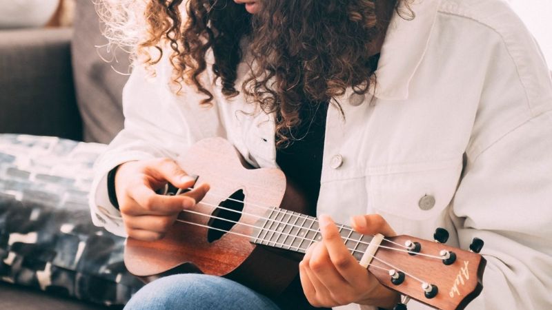 Người chơi ukulele nếu biểu diễn quá nhanh sẽ khiến âm thanh bị rè và sai nhịp