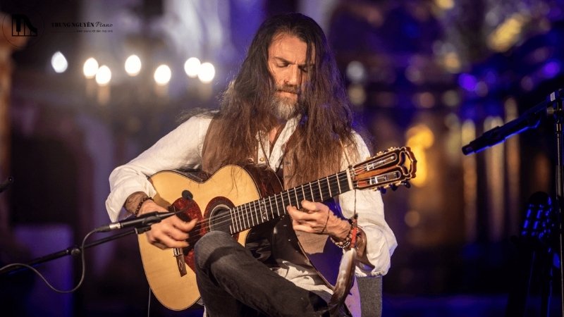 Estas Tonne là ai? Hành trình và thành tựu của nghệ sĩ guitar du ca 1 Tiểu sử của Estas Tonne