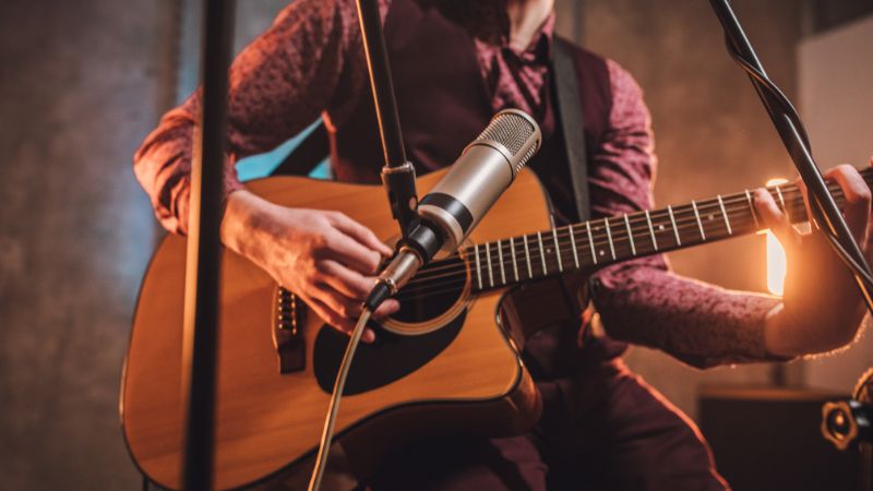 Sự phối hợp phức tạp giữa tay bấm hợp âm và kiểm soát giọng hát